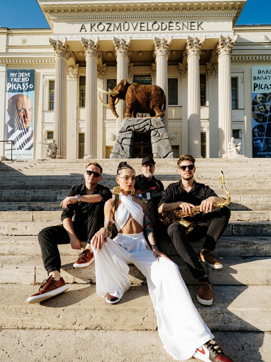 A Sunset Syndicate négy tagja: DJ, ének, gitár és szaxofon