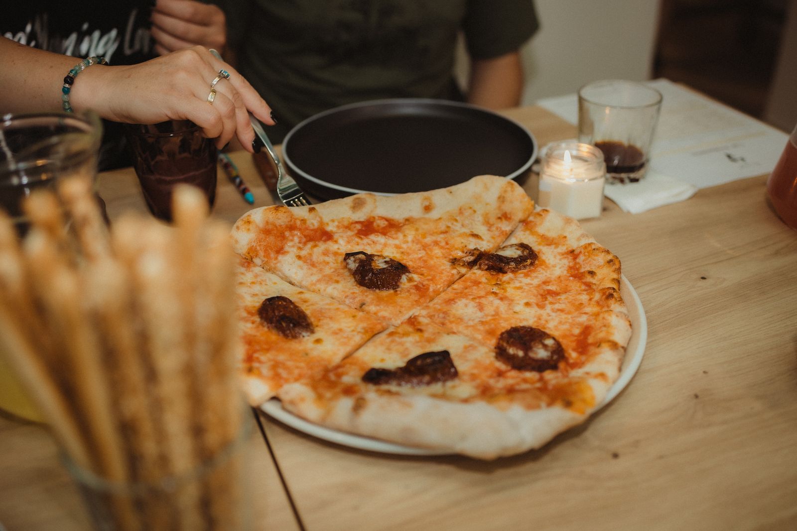 Pizza az asztalon gyertyafényben