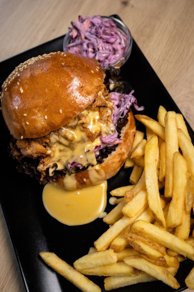 A Sercegő egyik fogása: pulled csirkés burger hasábburgonyával