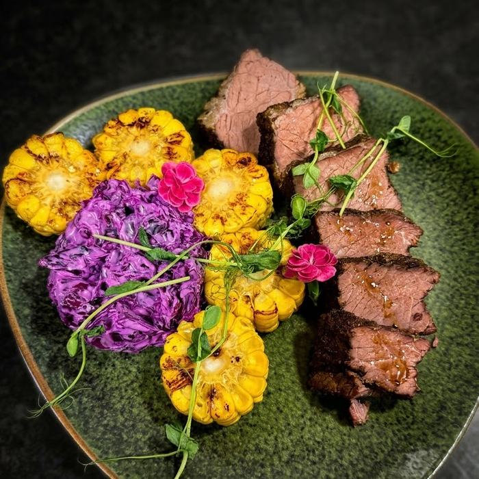 Texasi füstölt marhaszegy coleslaw-val és grillezett kukoricával