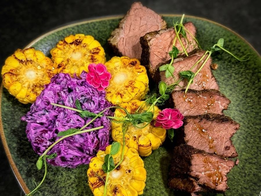 Texasi füstölt marhaszegy coleslaw-val és grillezett kukoricával