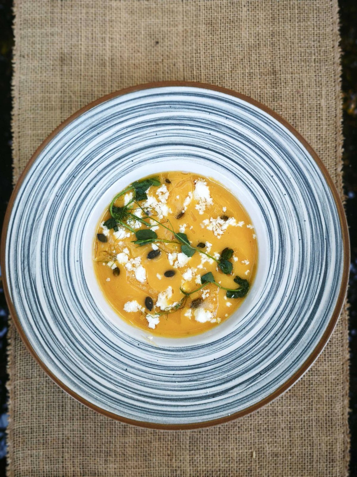 Sült sütőtök-krémleves kecskesajttal és tökmaggal