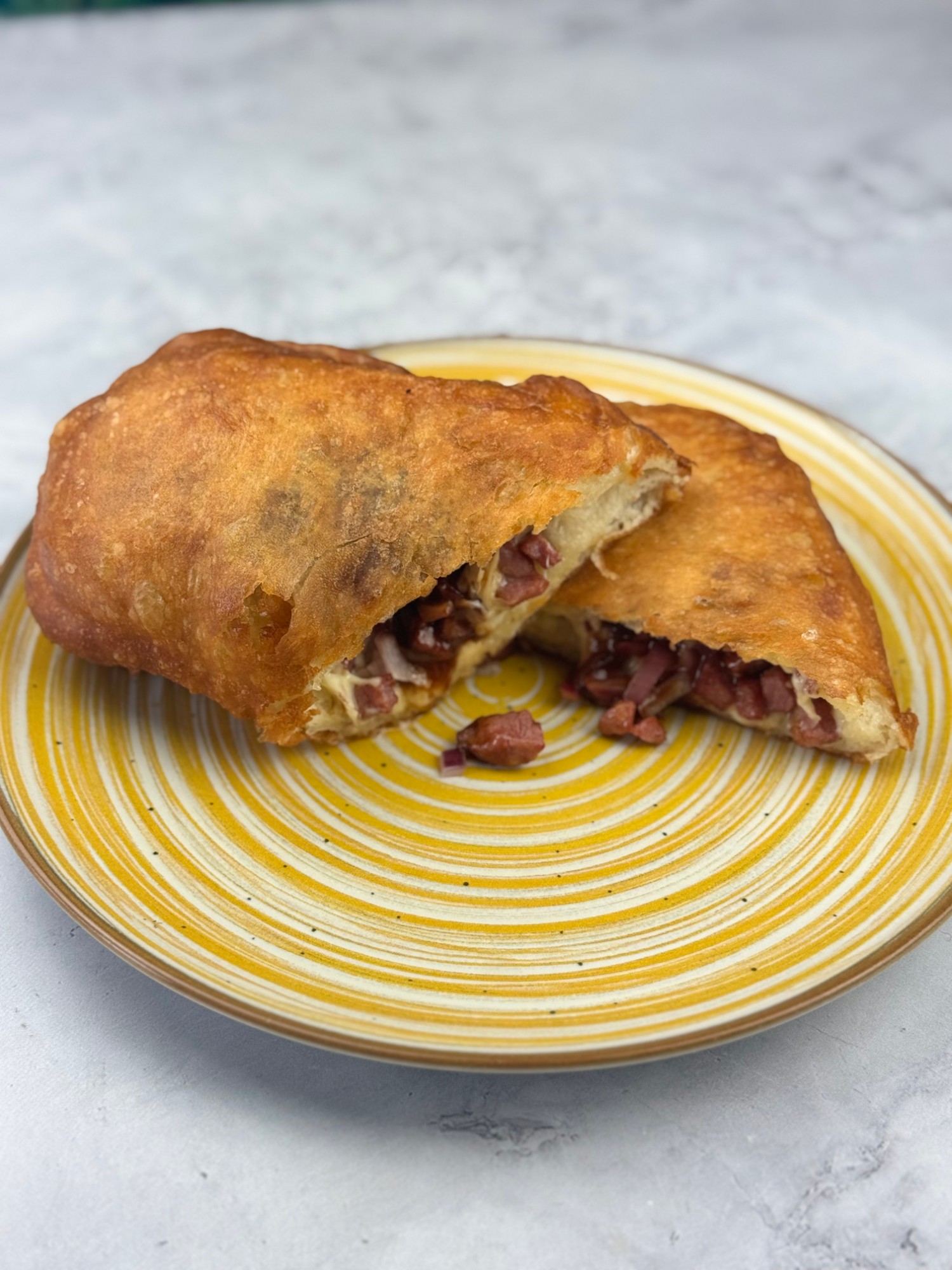 Töltött lángos kolbásszal és lilahagymával