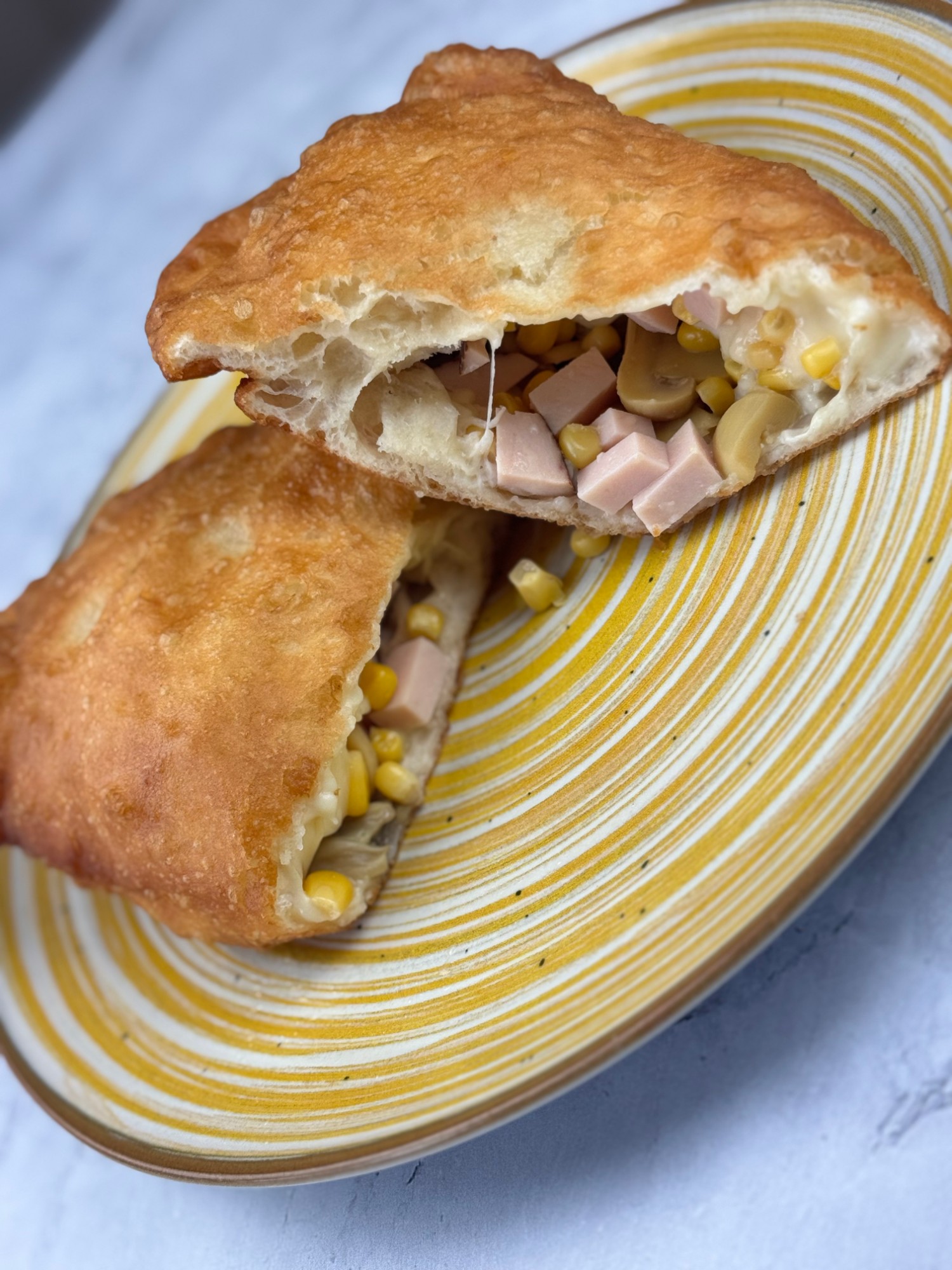 Töltött lángos sonkával, kukoricával és gombával