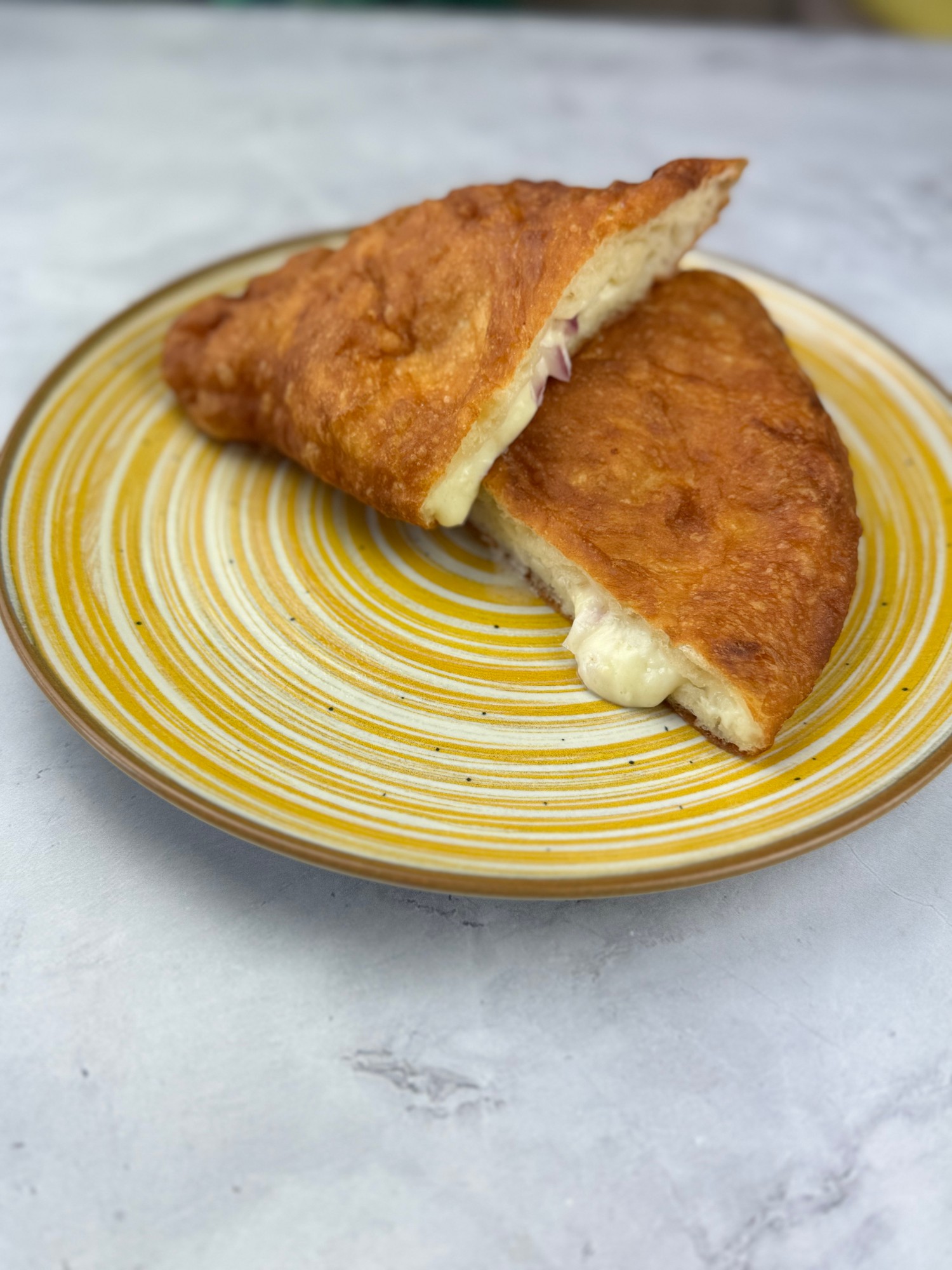 Töltött lángos sajttal és lilahagymával