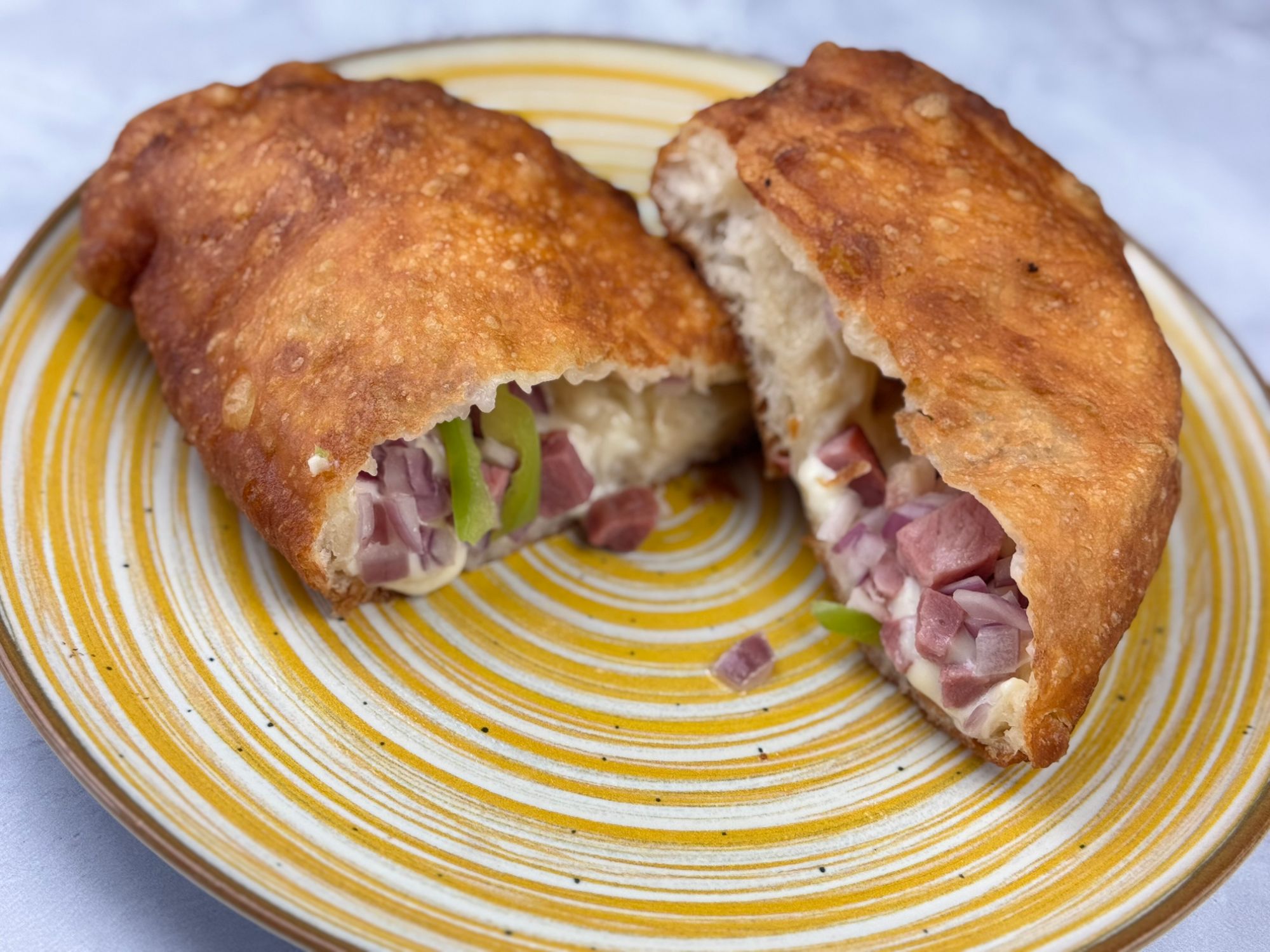 Töltött lángos sonkával, paprikával és sajttal