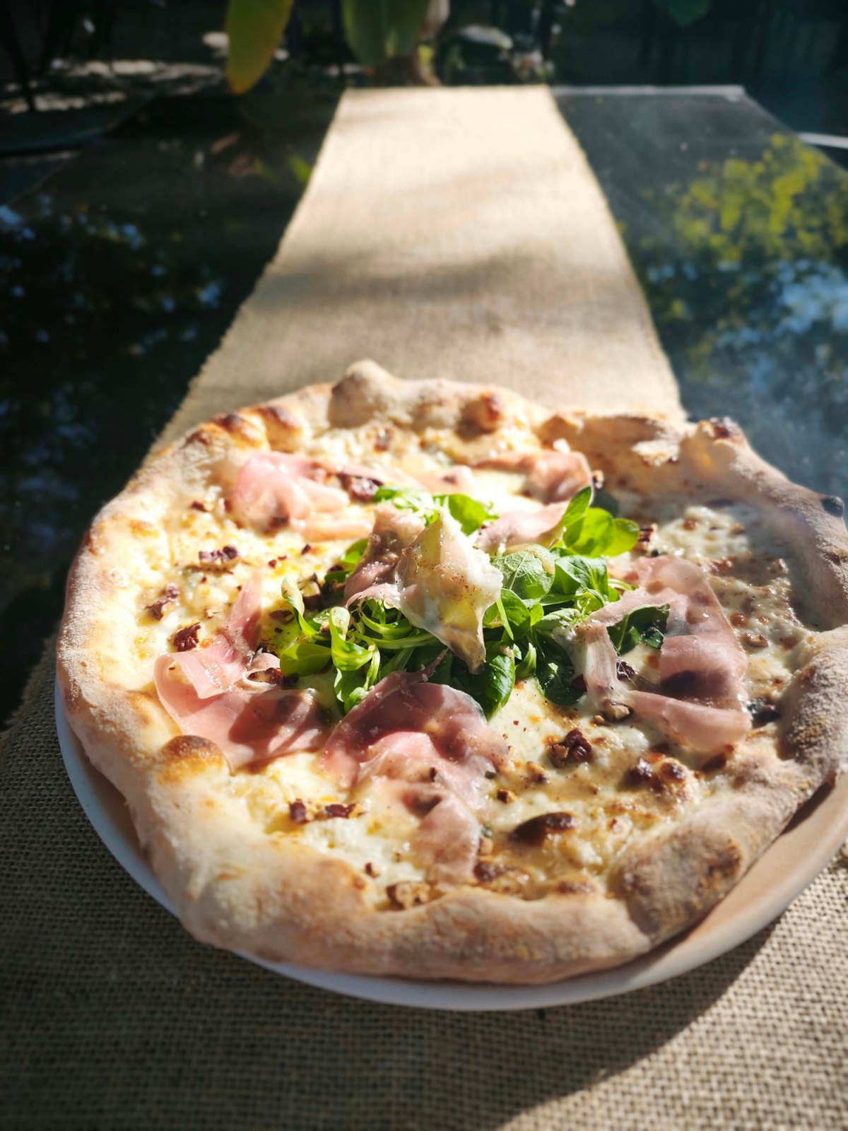 Imperial pizza gorgonzolával, dióval és pármai sonkával