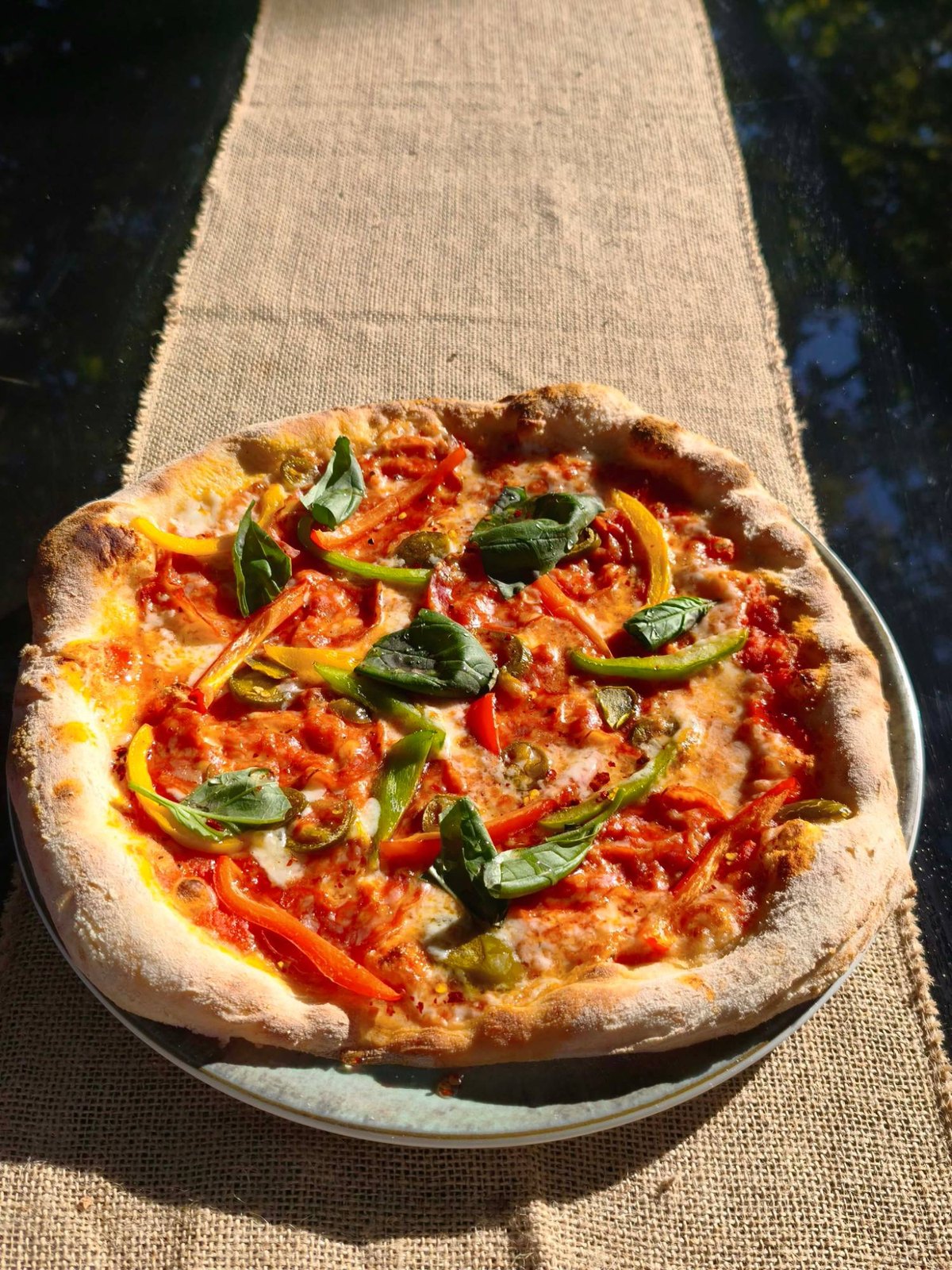 Inferno pizza csípős szalámival és jalapeñóval